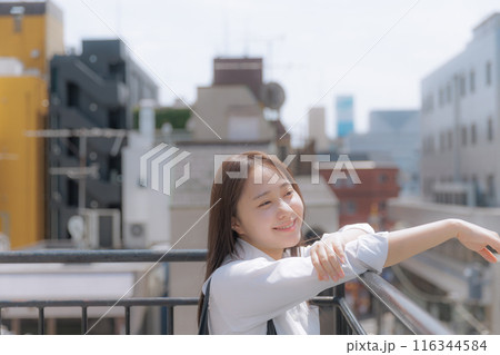 屋上で佇む女子高生 116344584