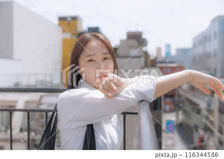 屋上で佇む女子高生 116344586