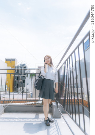 屋上で電話する女子高生 屋上で電話する女子高生 116344709