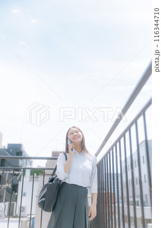 屋上で電話する女子高生 屋上で電話する女子高生 116344710