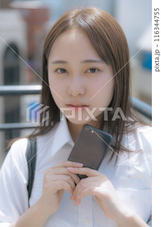 屋上でスマホを使う女子高生 屋上でスマホを使う女子高生 116344755
