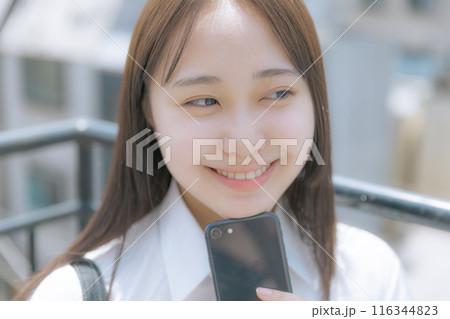 屋上でスマホを使う女子高生 屋上でスマホを使う女子高生 116344823