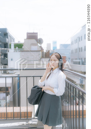 屋上で音楽を聴く女子高生 116344890