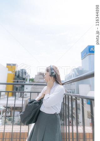 屋上で音楽を聴く女子高生 116344898