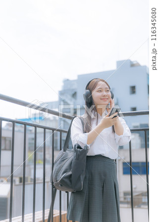 屋上で音楽を聴く女子高生 屋上で音楽を聴く女子高生 116345080