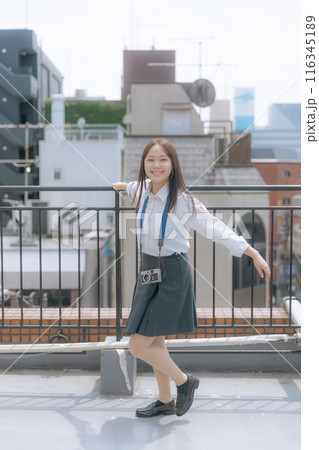 フィルムカメラを使う女子高生 116345189