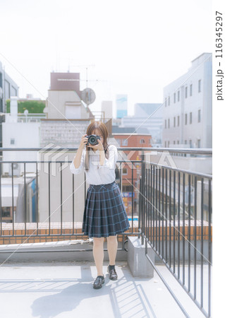 カメラを持つ女子高生 116345297