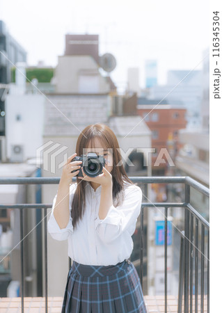 カメラを持つ女子高生 カメラを持つ女子高生 116345304