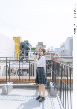 カメラを持つ女子高生 116345307