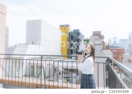 カメラを持つ女子高生 カメラを持つ女子高生 116345309