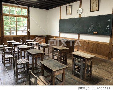 昔の小学校の教室 116345344