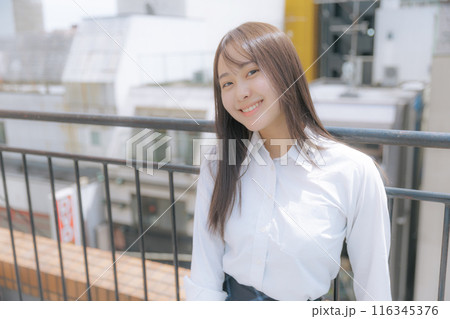 屋上で佇む女子高生 屋上で佇む女子高生 116345376