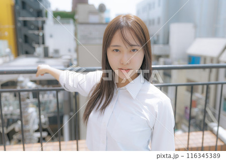 屋上で佇む女子高生 屋上で佇む女子高生 116345389