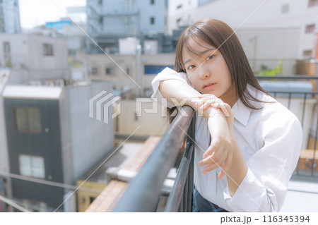 屋上で佇む女子高生 116345394