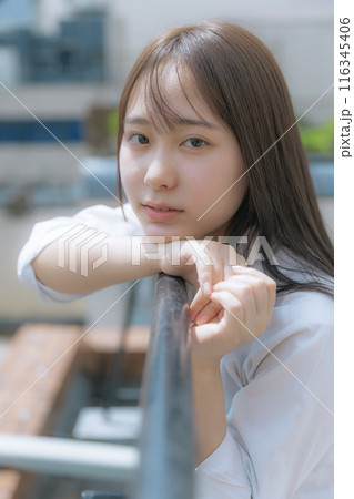 屋上で佇む女子高生 116345406