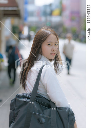街中を歩く女子高生 116345521