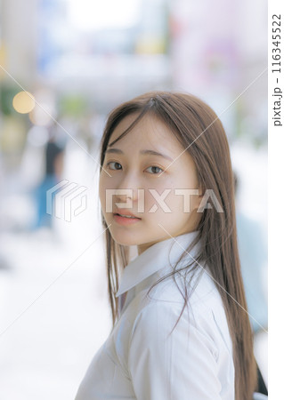 街中を歩く女子高生 116345522