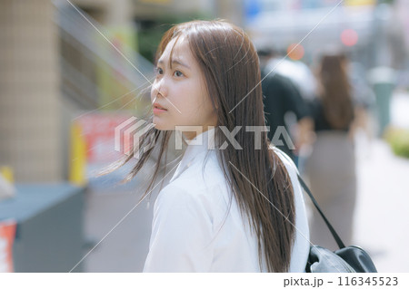 街中を歩く女子高生 116345523
