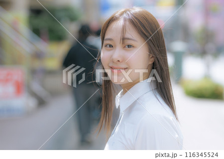 街中を歩く女子高生 116345524