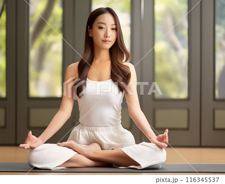 ヨガをする女性 ヨガをする女性 116345537