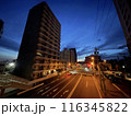 静かな都会の夜の道路 116345822