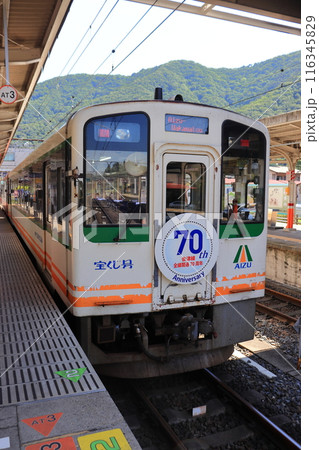 東武 鬼怒川温泉駅に停車中のAIZUマウントエクスプレス(70周年記念ヘッドマーク) 東武 鬼怒川温泉駅に停車中のAIZUマウントエクスプレス(70周年記念ヘッドマーク) 116345829