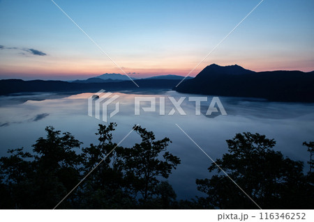 朝焼けの摩周湖 116346252