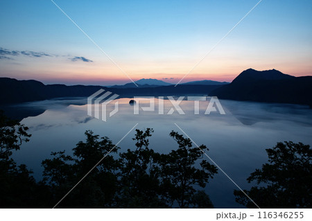 朝焼けの摩周湖 116346255