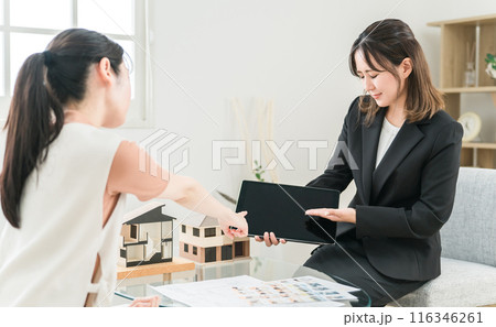 クレーム対応で謝罪する不動産・ハウスメーカーのビジネスウーマン クレーム対応で謝罪する不動産・ハウスメーカーのビジネスウーマン 116346261