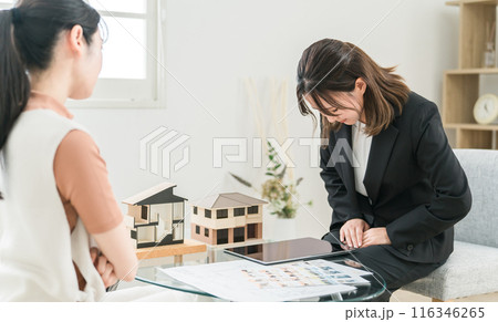 クレーム対応で謝罪する不動産・ハウスメーカーのビジネスウーマン 116346265