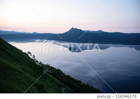 朝焼けの摩周湖 116346279