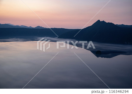 朝焼けの摩周湖 116346294