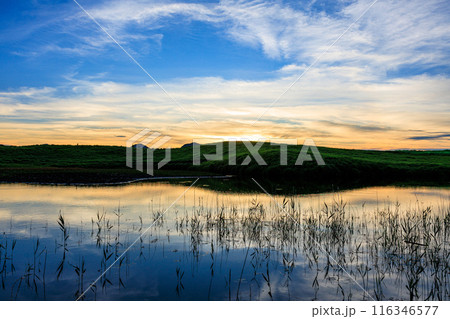2024年夏曽爾高原の夕景 地平線すぐ近くの夕焼け空と上空の青空のグラデーションを映すお亀池の水面① 2024年夏曽爾高原の夕景 地平線すぐ近くの夕焼け空と上空の青空のグラデーションを映すお亀池の水面① 116346577