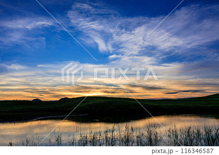 2024年夏曽爾高原の夕景 地平線すぐ近くの夕焼け空と上空の青空のグラデーションを映すお亀池の水面⑧ 2024年夏曽爾高原の夕景 地平線すぐ近くの夕焼け空と上空の青空のグラデーションを映すお亀池の水面⑧ 116346587