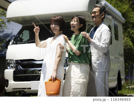 キャンピンカーでお出かけする仲良し家族 116346993