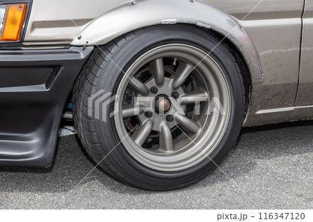 車のタイヤ　ホイール　old  Wheel of the car 116347120