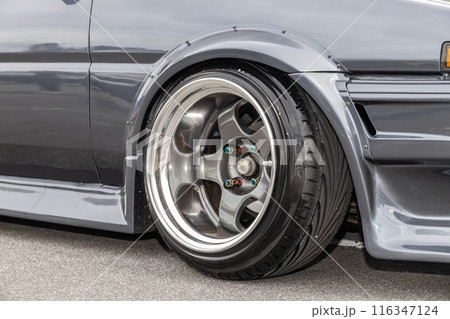 車のタイヤ ホイール old Wheel of the car 車のタイヤ ホイール old Wheel of the car 116347124