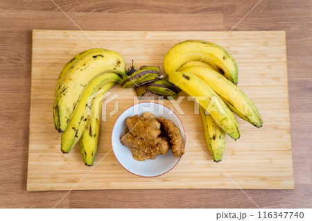 Crispy fried bananas in the small white bowl 116347740