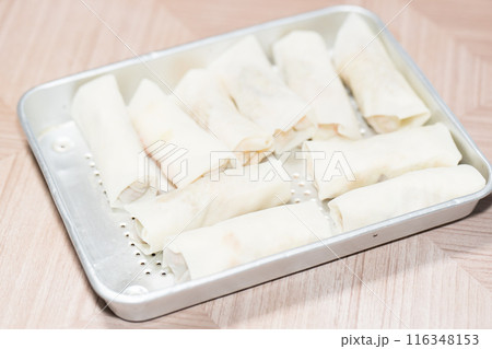 バットに載せられた生春巻 116348153