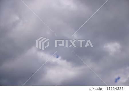 雲の空き間を抜けると向こうは青空(背景素材) 116348254