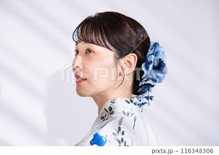 浴衣の若い女性 116348306