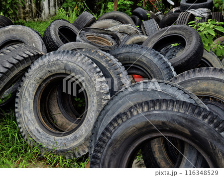 A stack of used tires is placed one on top of the other 116348529