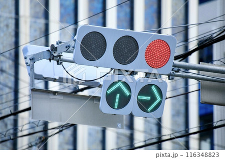 フラット型信号機(赤信号、矢印信号あり) フラット型信号機(赤信号、矢印信号あり) 116348823