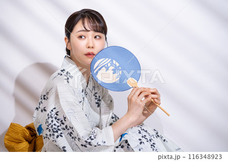 浴衣の若い女性　 116348923