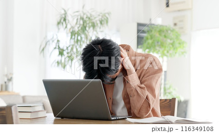 トラブルに悩む男性 116349108