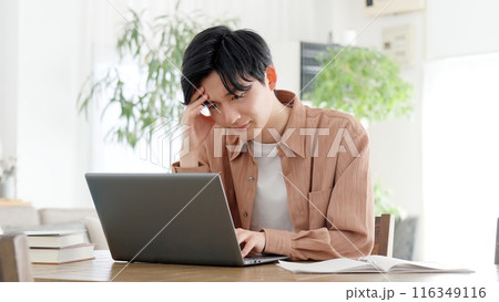 パソコンを見て考える男性 116349116