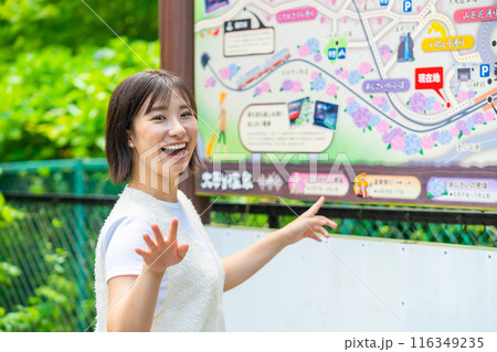 箱根を旅行する女性 旅行中の女性 休日を満喫する女性 箱根を旅行する女性 旅行中の女性 休日を満喫する女性 116349235