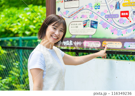 箱根を旅行する女性　旅行中の女性　休日を満喫する女性 116349236