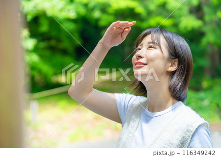 箱根を旅行する女性 旅行中の女性 休日を満喫する女性 箱根を旅行する女性 旅行中の女性 休日を満喫する女性 116349242