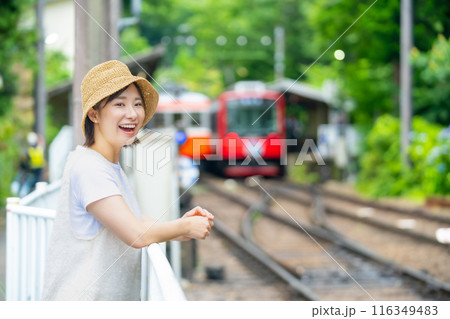 箱根を旅行する女性 旅行中の女性 休日を満喫する女性 箱根を旅行する女性 旅行中の女性 休日を満喫する女性 116349483